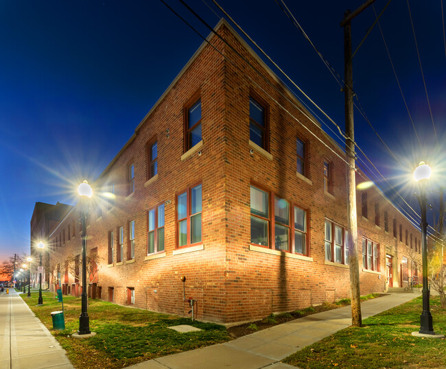 5th Street lofts, vista de noche - Crescent Lofts