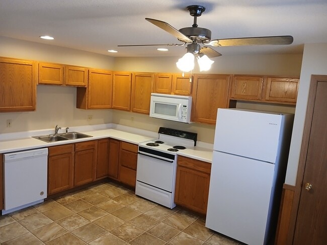 Building Photo - 2 Bedroom, 1.5 bathroom, 1 car garage Duplex Available!!!