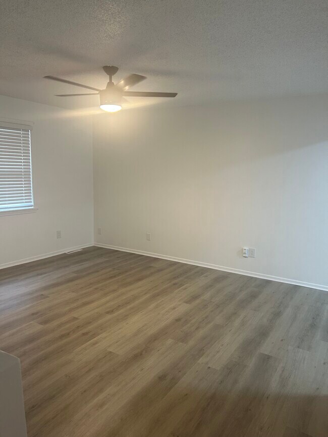 Foto del edificio - 3803 NE Colonial Dr