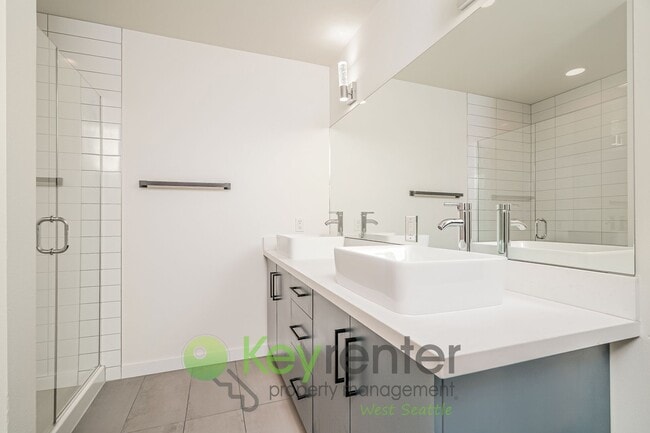 Foto del edificio - Rooftop Living with Open Concept Design and Parking Included