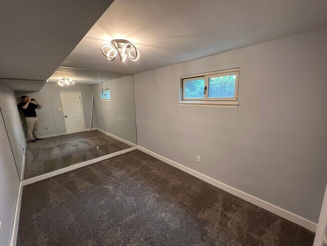 Building Photo - Gorgeous 4 Bed 3.5 Bath End-Unit Townhome ...