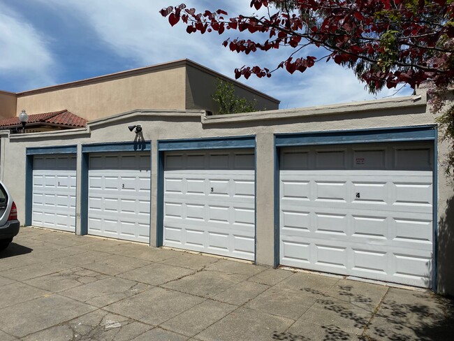 Building Photo - 520 49th St