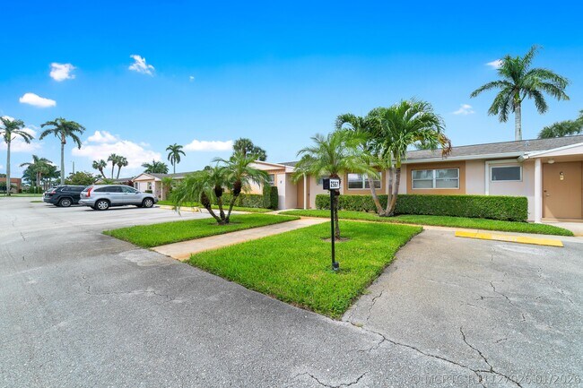 Building Photo - 2567 Dudley Dr E