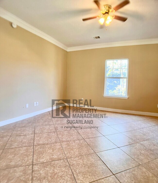 Foto del edificio - 5012 Higgins St