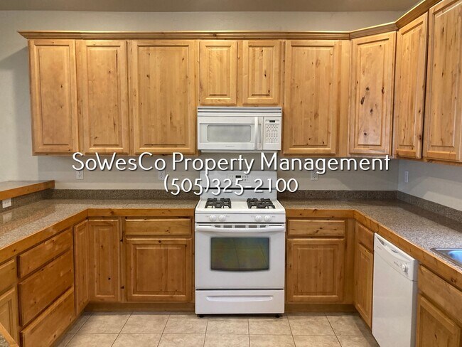 Foto del edificio - 3 Bedroom 2 Bath - three story home with Garage