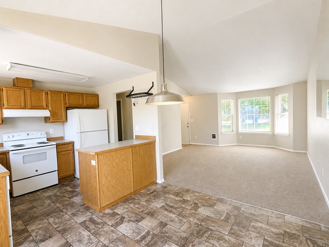 Building Photo - 3025 SW Reindeer Ave