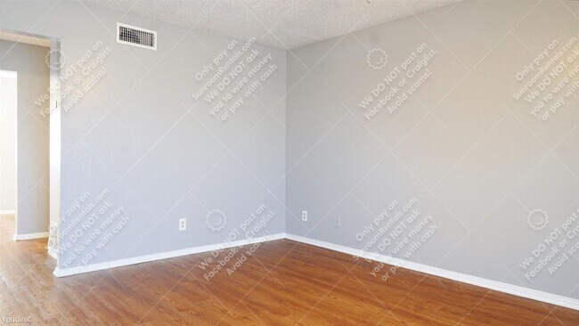 Foto del edificio - 2 br, 1.5 bath Townhome - 5825 Shadydell Dr