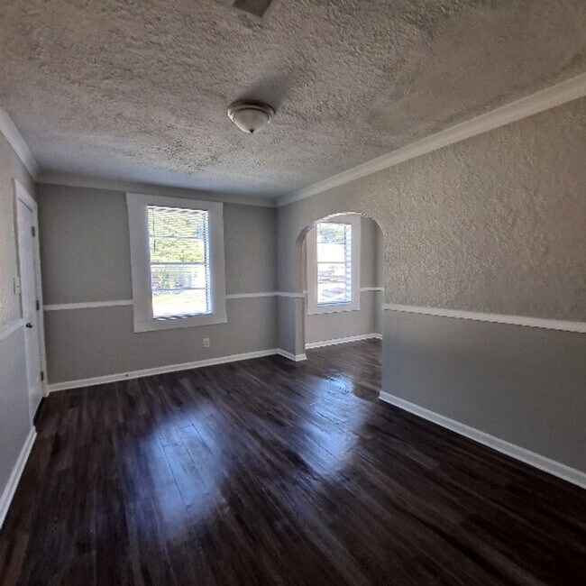 Foto del edificio - 927 Maple Dr
