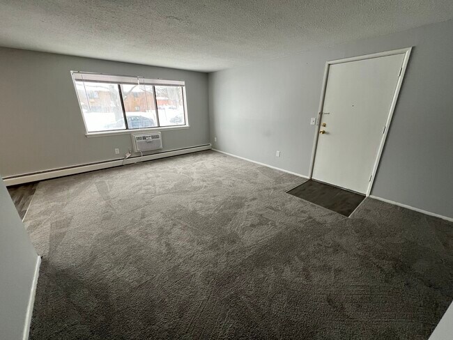 2 habitaciones, 1 baño - Sala de estar de 950 pies cuadrados - Grecian Gardens Apartments