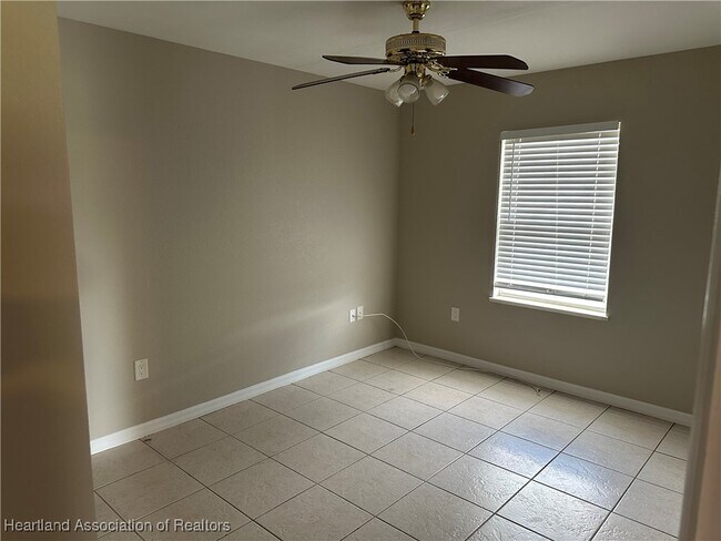 Foto del edificio - 581 Vanguard Ave NW