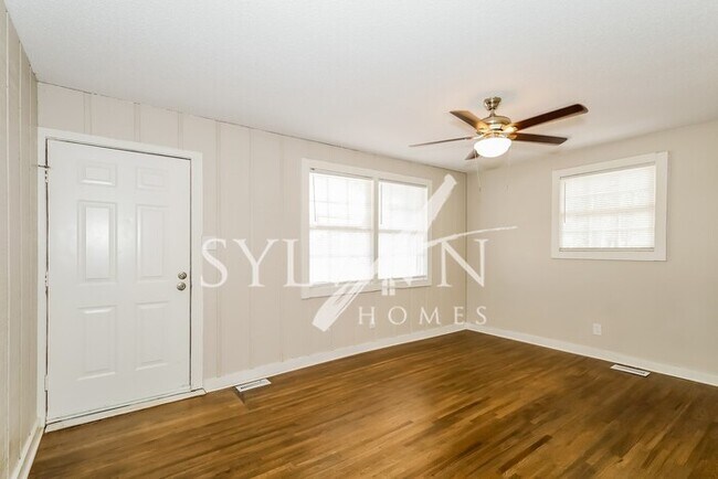 Building Photo - Come view this charming 3BR 1BA brick home