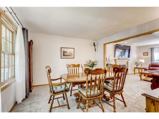 Foto del edificio - Single Family Home + Over 1/2 Acre Lot!! Welcome Home to Rockford MN!