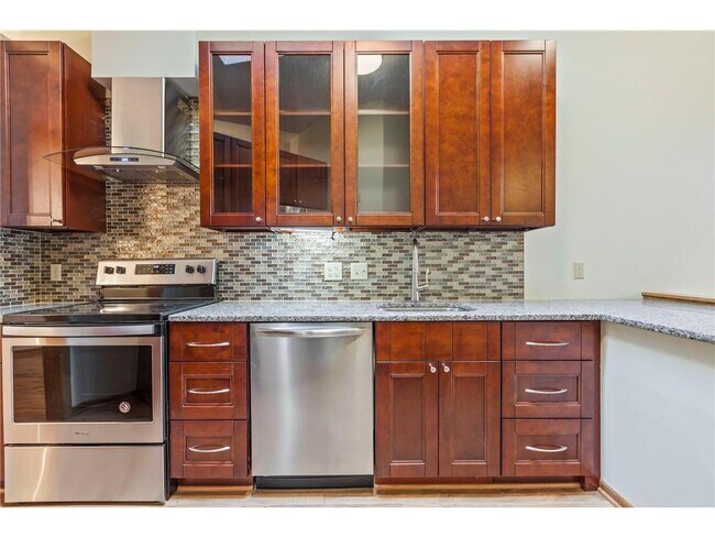 Building Photo - 5546 Village Dr