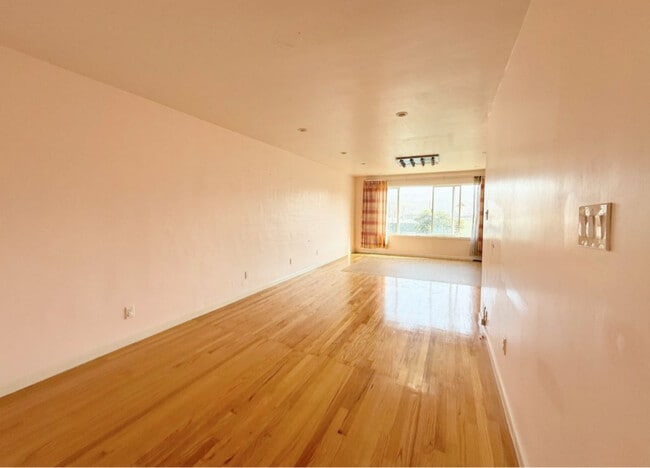 Building Photo - 307 Teddy Ave