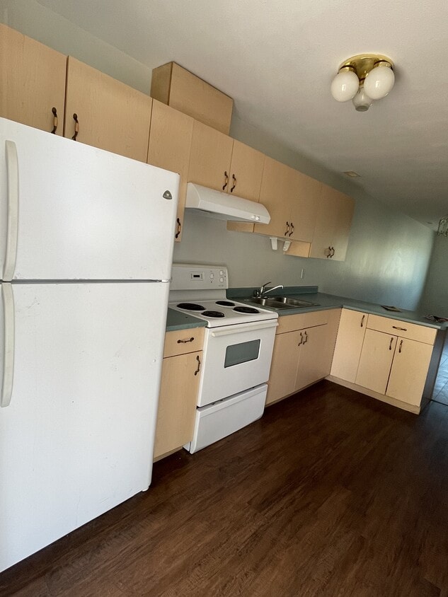 Primary Photo - 160 Marsh Dr
