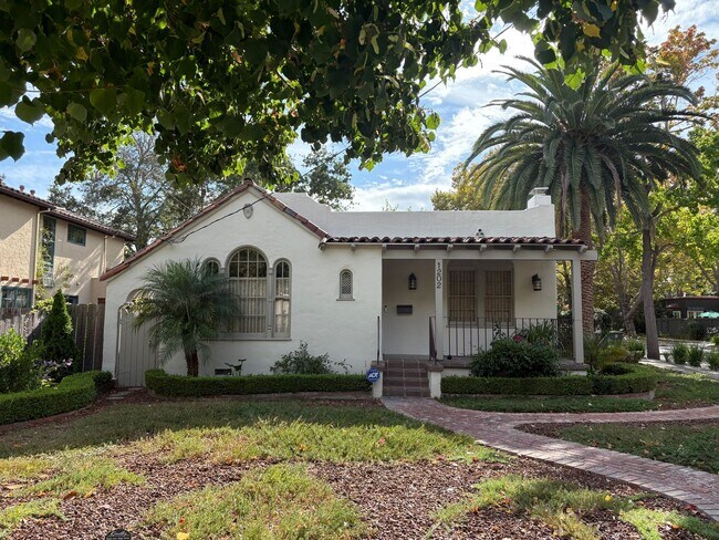 Foto del edificio - Mediterranean Bungalow in Community Center...