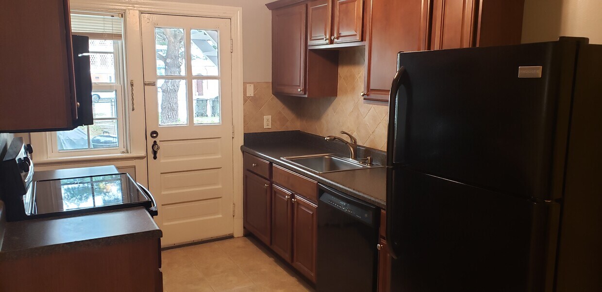 Kitchen - 3222 W Grace St