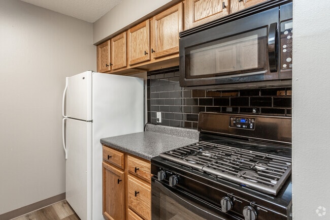 2BR, 1BA - 850 SF - Imperial Grand Prix
