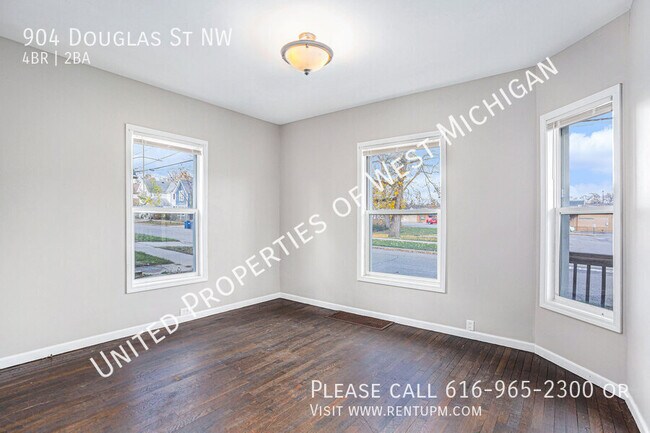 Foto del edificio - Available Now | Large 4 Bedroom Home Off B...