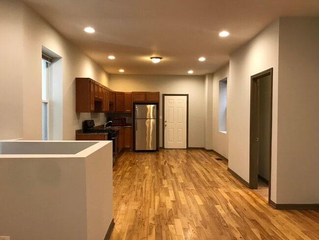 Building Photo - 1364 N Hamlin Ave