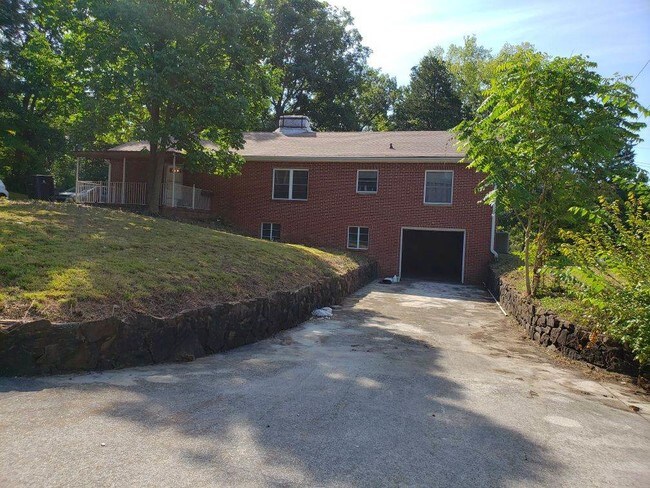 Building Photo - 6201 Lonas Dr