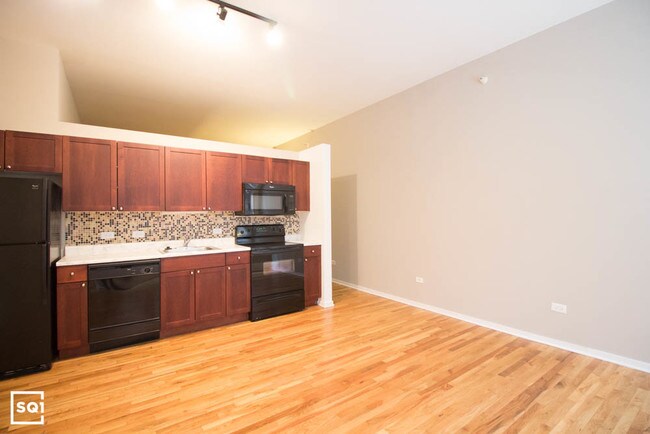 Building Photo - LOOP: Tall Ceilings and Modern Kitchen