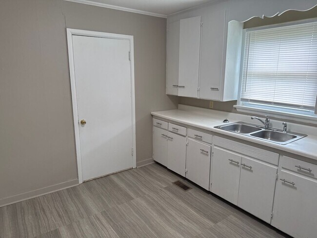 Foto del edificio - Nice 2 Bedroom 1 Bath bungalow! Garage! $795