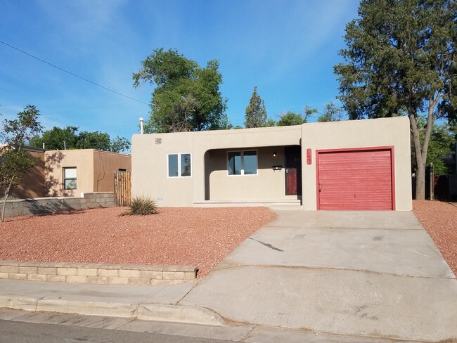 Foto del edificio - 1325 Lobo Place Northeast