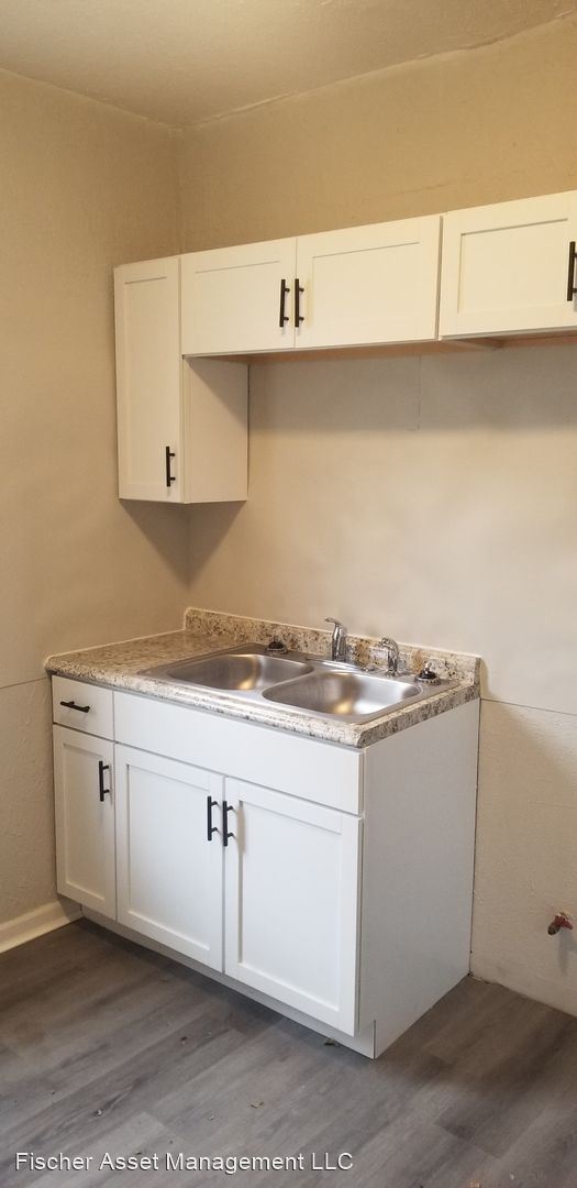 Building Photo - 2 br, 1 bath Apartment - 3347 Seymour Ave....