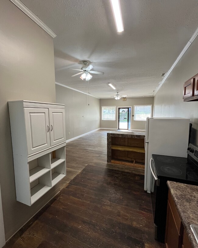 Building Photo - Large 1 Bed Apartment with Bonus Room!