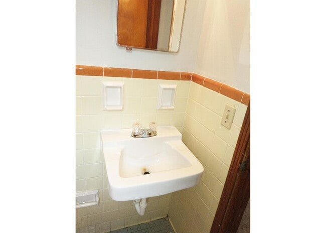 Building Photo - 362 Probasco St