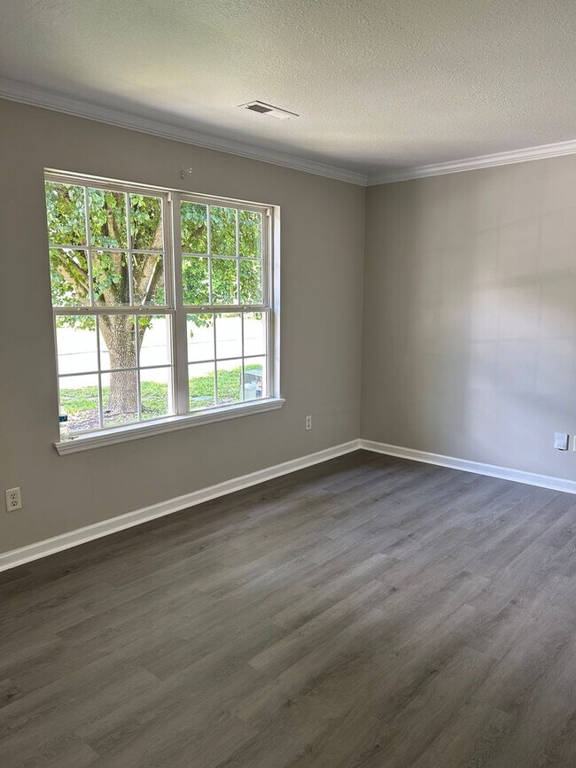 Building Photo - Charming 2 Bed, 1 Bath, 1 Car Garage, Cove...