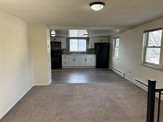 Foto del edificio - Enjoy an open floor plan in a prime location next to the bus line.