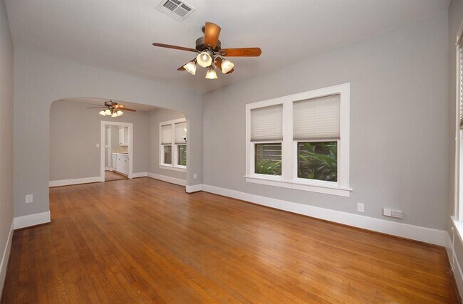 Building Photo - 1301 Bomar St