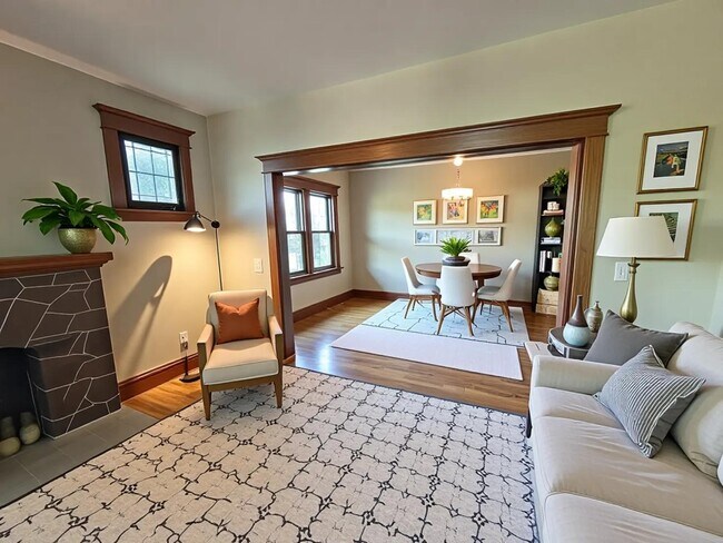 Photo du bâtiment - 2 Bedroom with Character and Charm on Second Level of Triplex