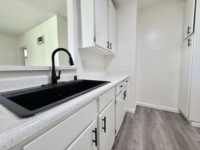 Building Photo - Western Serrano Ave Apartments