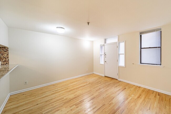 Foto del edificio - 227 Christopher Columbus Dr