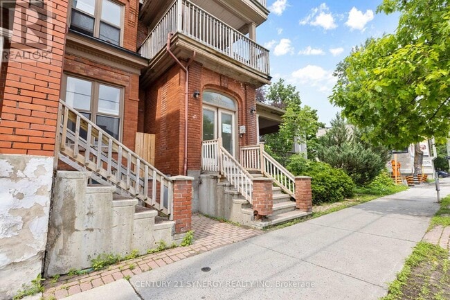 Building Photo - 450-450 MacLaren St