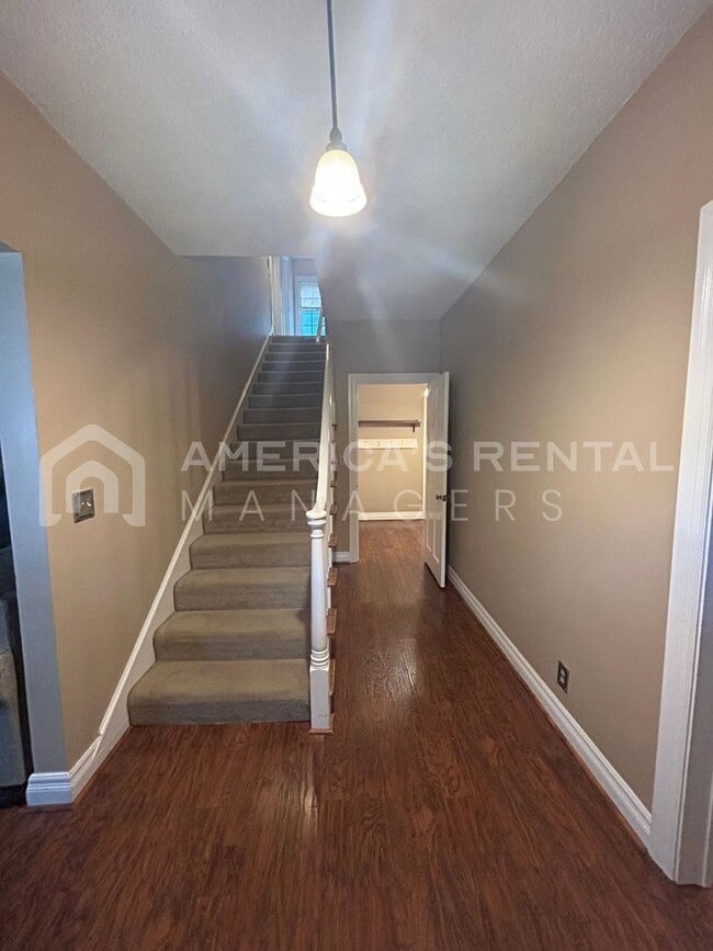 Building Photo - Partially furnished home in the heart of P...