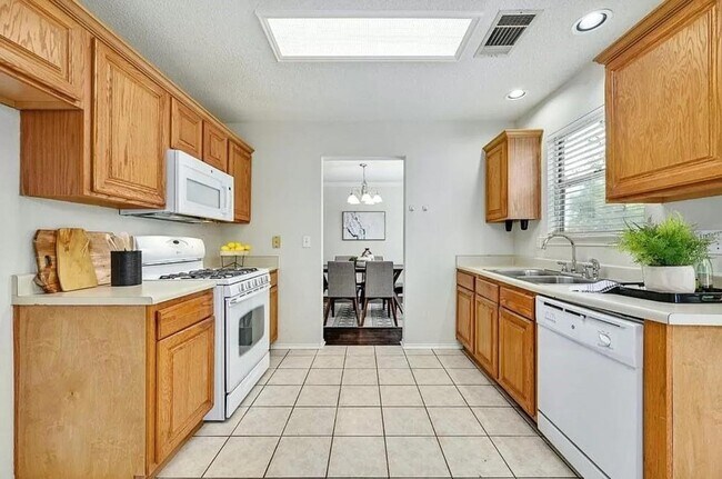 Foto del edificio - 2008 Heather Dr