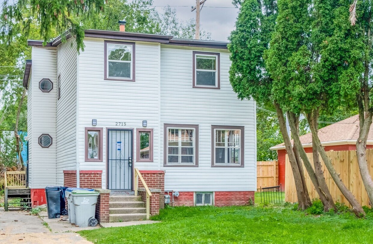 Primary Photo - Welcome Home to this 5 Bedroom Single Fami...