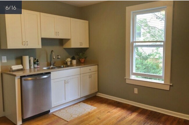 Building Photo - 3 Bed / 2 Bath Duplex Available 7/20