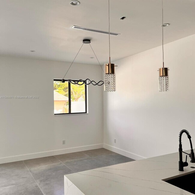 4667 SW 32nd Ave - 4