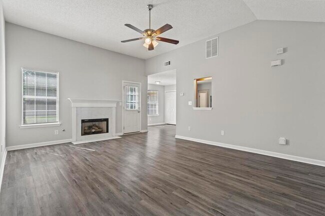 Building Photo - 610 Fieldcrest Dr