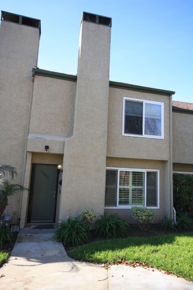 Foto del edificio - MOVE-IN READY - SPACIOUS 2-BEDROOM TOWNHOM...