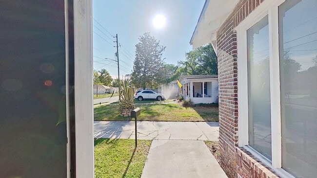 Building Photo - Murray Hill 3 bedroom