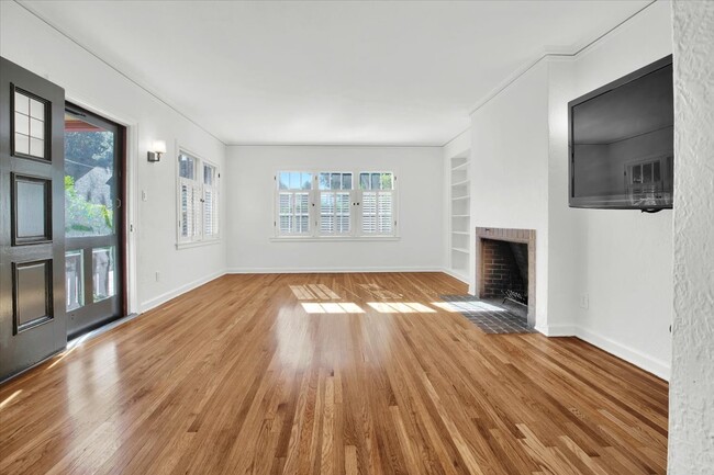 Building Photo - 1812 Oak St