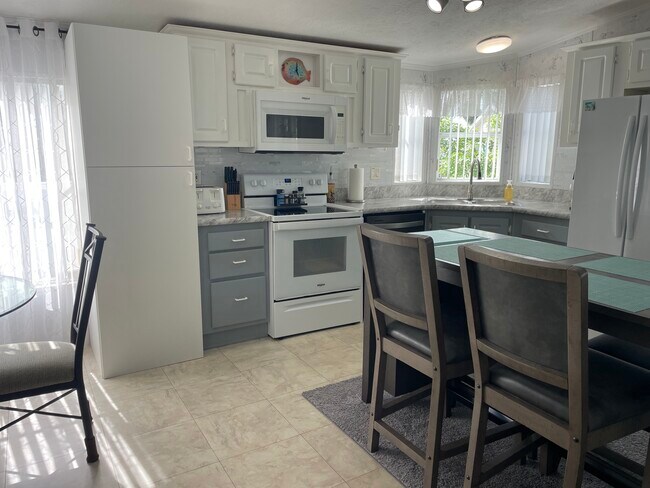 Foto del edificio - 16300 Pine Ridge Rd