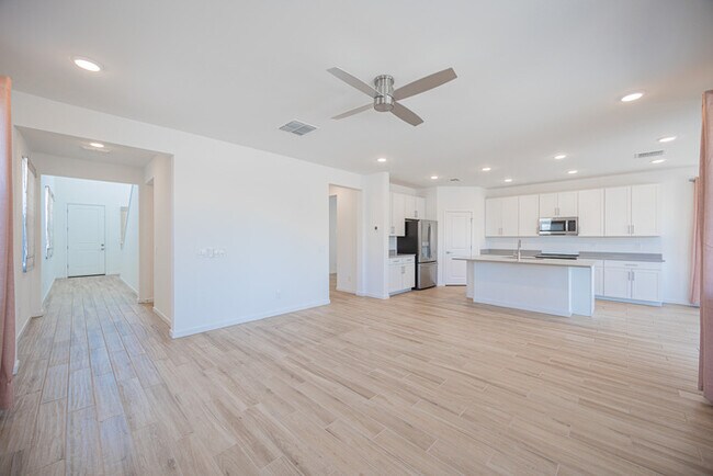 Foto del edificio - 7412 W Gardenia Ave