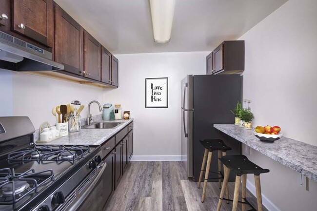 Cocina renovada disponible en Kenilworth Towers Apartments en Bladensburg, MD - Kenilworth Towers Apartments